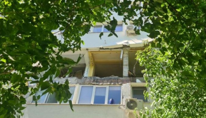 Robbanás történt egy fővárosi lakóházban, egy sérültet a betonlap alól kellett kiemelni