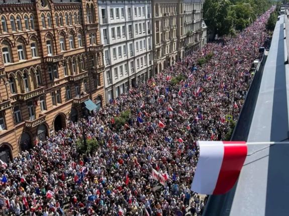Százezres kormányellenes tüntetés volt Varsóban