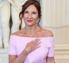 FRISSÍTVE – Ellentmondásos Carmen Iohannis 12 ezer eurós ékszerszettjének megítélése