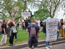 Az új pedagóguséletpálya-törvény ellen tüntettek Budapesten