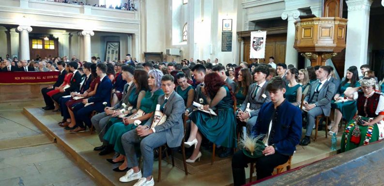 „Álmokkal és vágyakkal érdemes élni” – Elballagtak az Apáczai Csere János Elméleti Líceum végzősei