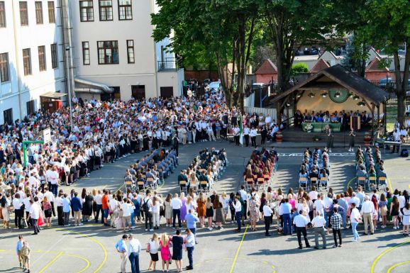 „Fénnyel és vidámsággal legyen tele a szívetek” – Ballagások napja Szatmárnémetiben