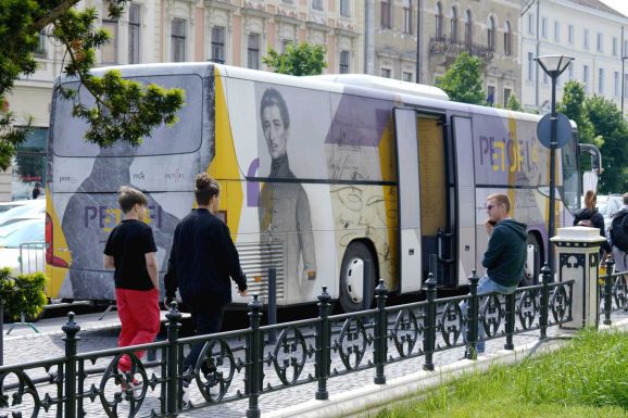 Kolozsváron állomásozik a Petőfi-busz: a vándormúzeum mindenki előtt nyitva áll