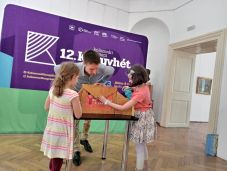 Történetek a varázsdobozból – papírszínház az Ünnepi Könyvhéten