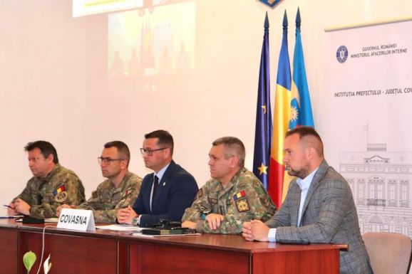 Rendőrök kézbesítik a behívóparancsot a Kovászna és Hargita megyei tartalékosoknak