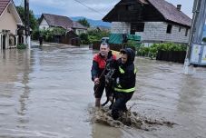 Több ezer tűzoltó dolgozott a rossz idő okozta károk elhárításán