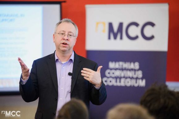 Meddig érdeke Amerikának az ukrajnai háború? – tengerentúli politológus tartott előadást Kolozsváron