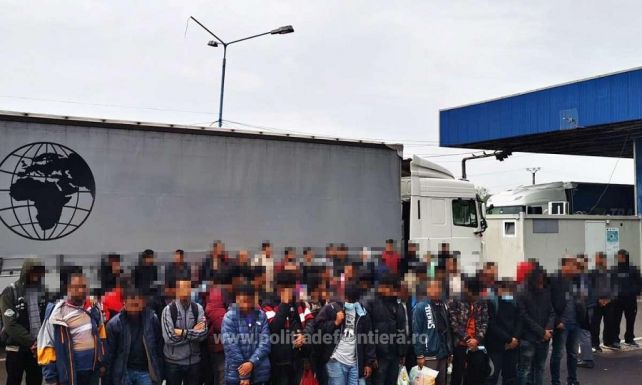 Segélykiáltások hallatszottak egy teherautóból, melyben több tucat migráns rejtőzött