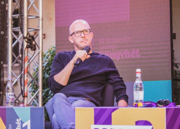 Gerlóczy Márton öngyógyító célból írta meg a Fikció-sorozatot