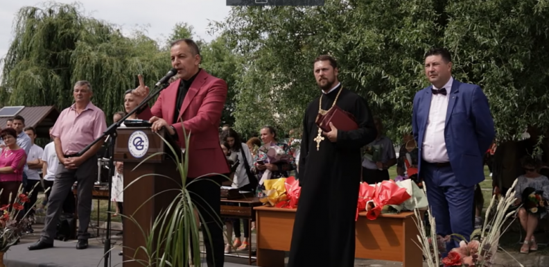 „Tévedjetek! Kívánom, hogy sokszor bukjatok el!” – Így bátorította a végzősöket Margitta polgármestere