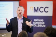 Meddig érdeke Amerikának az ukrajnai háború? – tengerentúli politológus tartott előadást Kolozsváron