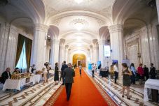 Székelyek népviseletben mutatták be termékeiket a román parlamentben