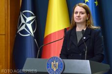 Deca: Vállvetve állok a tanárok mellett, de a béreiket a munkaügyi minisztérium kell biztosítsa