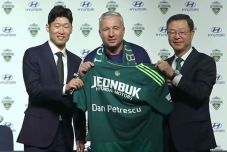 Bemutatta Dan Petrescut a dél-koreai Jeonbuk Hyundai Motors