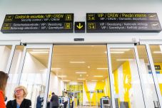 Csöppnyi normalitás: magyarul is tájékoztatják az utazókat az új brassói repülőtéren