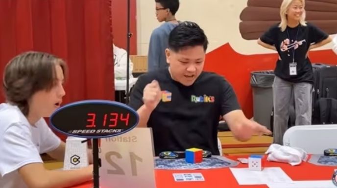 Egy amerikai fiatal megdöntötte a Rubik-kocka kirakásának világrekordját