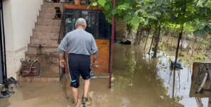 Élelmiszert kapnak az állami tartalékból a Fehér megyei Magyarigen község árvízkárokat szenvedett lakosai