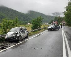 Frontálisan ütközött két autó, három felnőttet és két gyermeket kórházba kellett szállítani