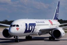 Kényszerleszállást hajtott végre Bukarestben a LOT gépe