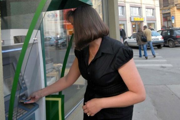 Több a használatban levő bankkártya Romániában, mint az ember
