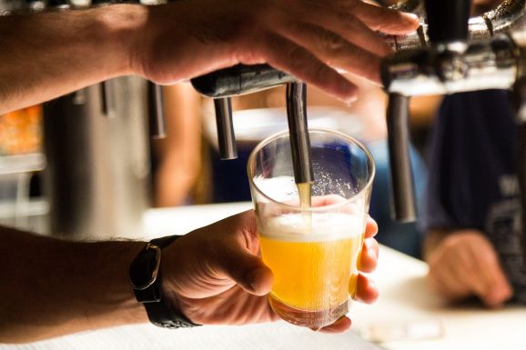 Ilyen büntetés jár a kereskedőknek, ha alkoholos itallal szolgálnak ki kiskorúakat