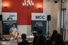 Van-e középút a jobbra-balra szakadó társadalomban? – Brit genderkutató tartott előadást Kolozsváron