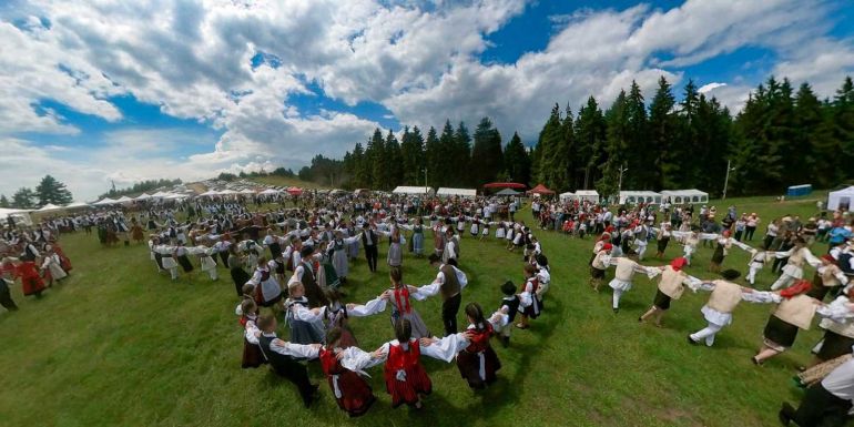 Mintegy 1200 fiatal ropja a néptáncot a háromszéki Perkőn