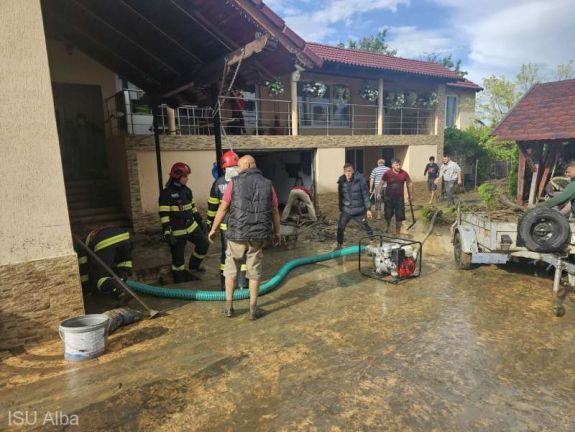 Iszap és fatörmelék borítja az alvinci utcákat