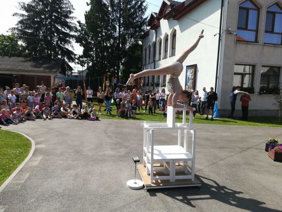 Budapesti cirkuszművészek és mesemondók szórakoztatták a dévai gyerekeket