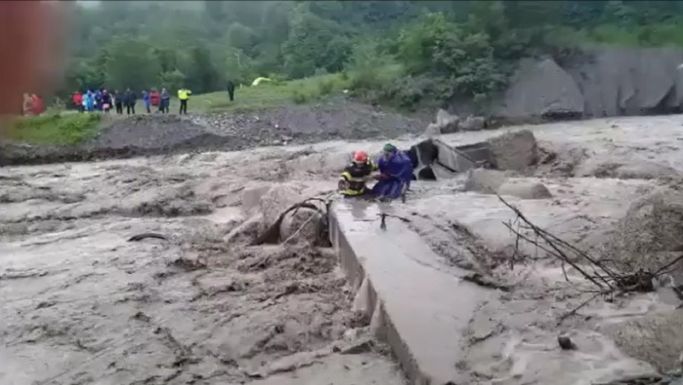 Utolsó pillanatban mentettek ki egy férfit az árból