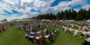 Mintegy 1200 fiatal ropja a néptáncot a háromszéki Perkőn