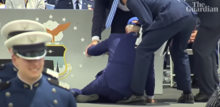 Megbotlott és összesett Joe Biden