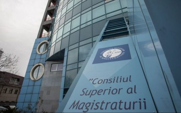 Foggal-körömmel kapaszkodnak speciális nyugdíjukba a bírák