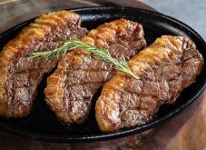 Tervezet: betiltanák a laboratóriumban előállított műhús értékesítését