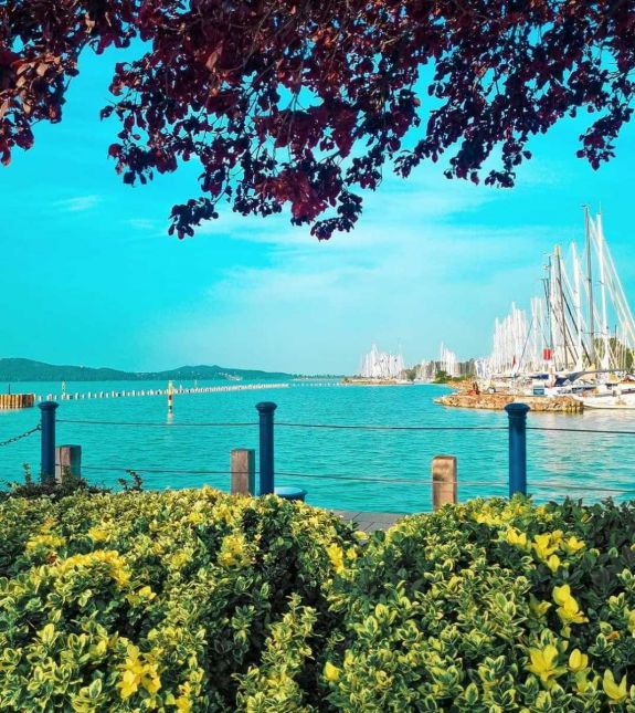 Jó hír a lubickolni vágyóknak: van, ahol már 27 fokos a Balaton