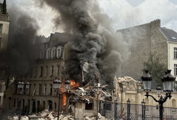 Robbanás történt egy épületben Párizs belvárosában