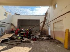 Leszakadt a kultúrotthon mennyezete Apahidán, négy munkás megsérült