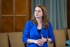 Annyit kereshetnek a tanárok mint az orvosok?