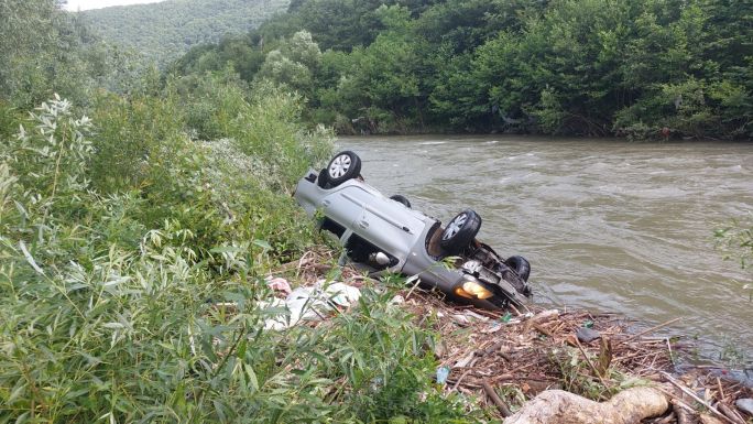 Elsüllyedt egy autó az Aranyos folyóban, a hatóságok a lehetséges áldozatot keresik