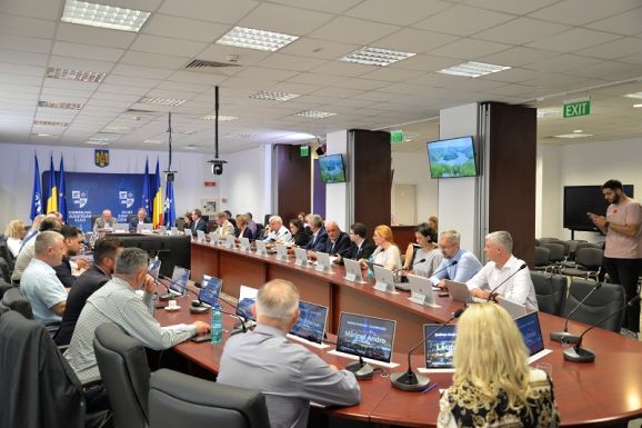 Kolozs megye: Támogatják a egyházközségeket és elektromos iskolabuszokat vásárolnak