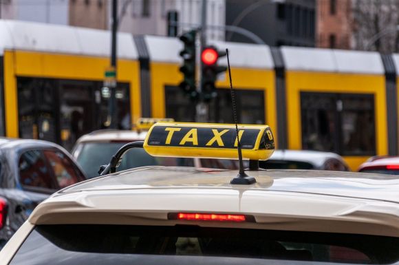 Az alternatív szállítás szabályozását követelik a kolozsvári taxisok