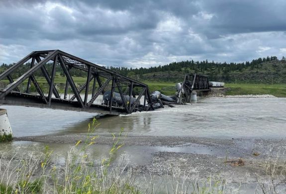 Környezeti katasztrófa: a Yellowstone folyóba borult egy szennyező anyagokat szállító vonat