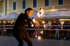 Lélegzetelállító tűztánc Sepsiszentgyörgy főterén