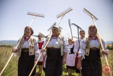 Ismét életre kelt a hagyomány: közös kaszálás és rendpallás Csíkszentkirályon