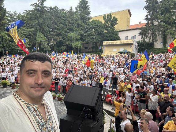 George Simion „etnikai terroristának” nevezte az RMDSZ-t a marosvásárhelyi tüntetésen