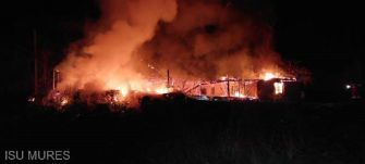 Kigyulladt egy marosvásárhelyi raktárcsarnok