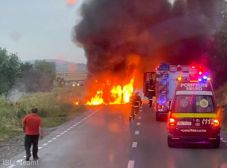 Harminc utast szállító autóbusz gyulladt ki menet közben