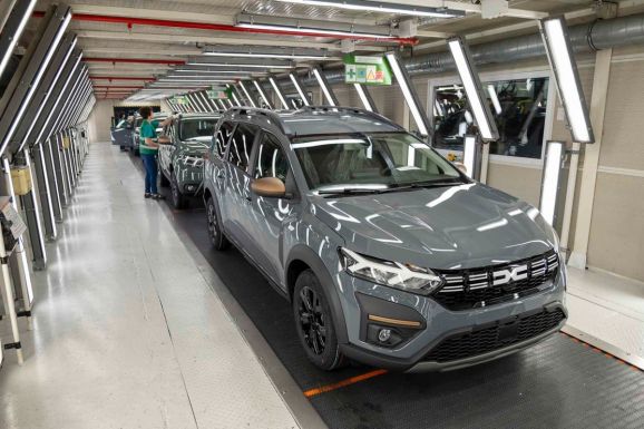 Csúcsot döntene a Dacia: 55 másodpercenként készül el egy autó a cég hazai gyárában