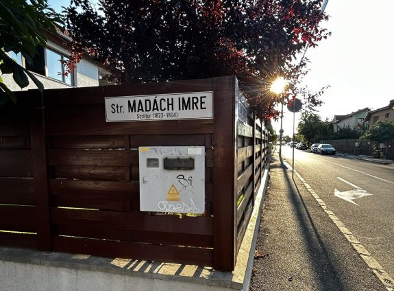 Kolozsvár: kijavították Madách Imre nevét az új utcanévtáblákon