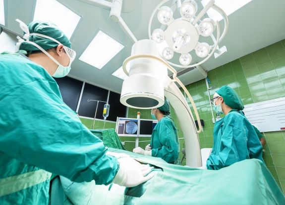 Növekednek a bérek az egészségügyben és a szociális ellátásban – a szakszervezet csak részben elégedett
